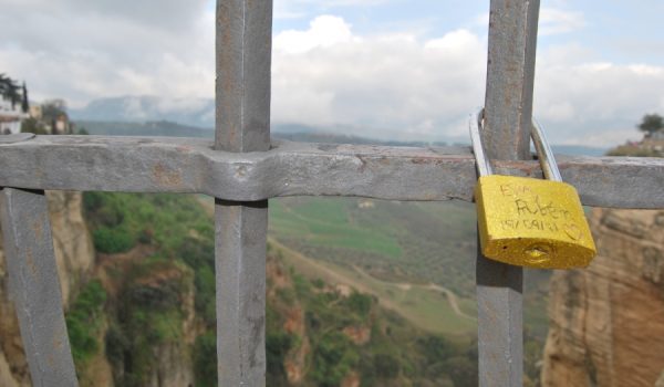 Imagen de uno de los candados situados en los balcones de forja del Puente Nuevo.