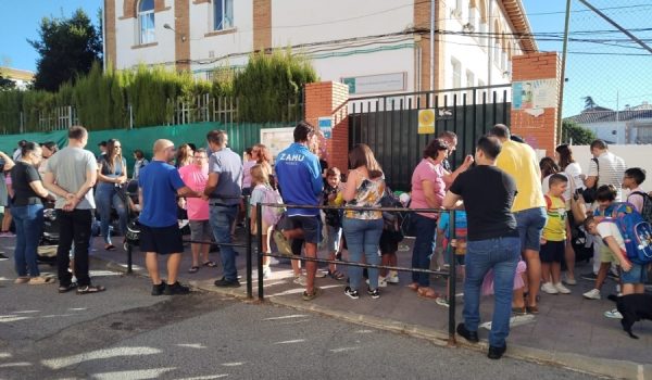Padres y alumnos esperan para el inicio del curso en el colegio Juan Carrillo