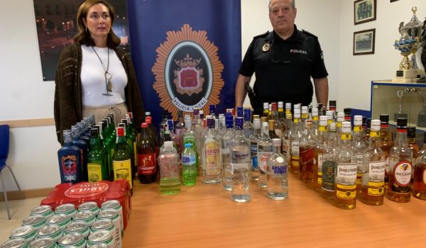 Los agentes han incautado casi un centenar de botellas de bebidas alcohólicas