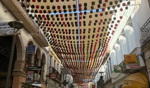 La calle La Bola ha lucido sus tradicionales farolillos