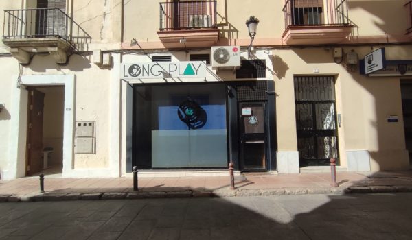 El pub se encuentra en calle Molino.