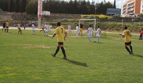 Lanzamiento de falta en el que Villanúa consiguió sorprender a Futi, adelantando a los nerjeños.