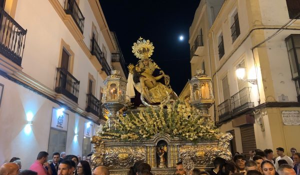 Se han podido ver estampas únicas, como a las imágenes de noche por las calles de la ciudad