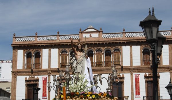 Cristo Resucitado, que estrenó cuadrilla de costaleros, a su paso por la Carrera Oficial.