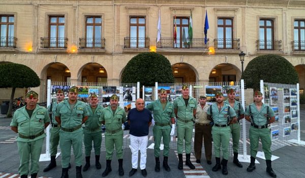 La muestra se inauguró ayer por la tarde en la plaza de España