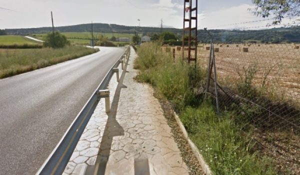 Imagen del entorno desde la carretera MA-7401 a su paso por el núcleo poblacional.