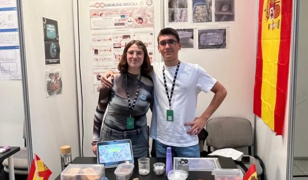 María Vargas y Adrián Vacas en su stand