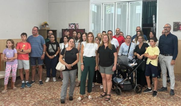 Medio centenar de padres y madres han mostrado su malestar ante la situación