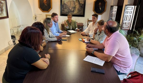 Parte del equipo de gobierno ha debatido soluciones con algunos de los afectados por la polémica