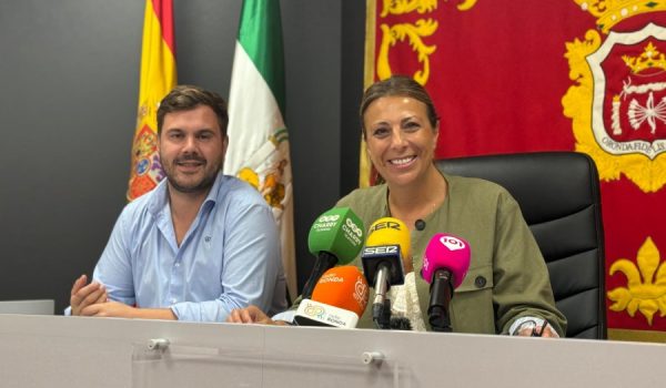 La alcaldesa, María de la Paz Fernández, junto al delegado de Turismo, Ángel Martínez
