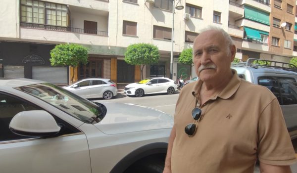 El expropietario del pub se sigue emocionando cuando cruza por la puerta del local, situado en calle Jerez.