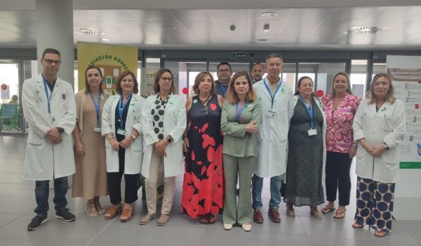 Profesionales sanitarios y miembros del colectivo rondeño en el centro hospitalario.