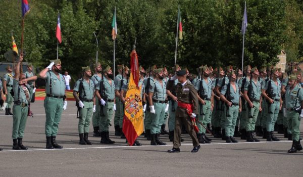 El General de División José Manuel Vivas, jefe de la División Castillejos, junto a la enseña nacional del 4º Tercio