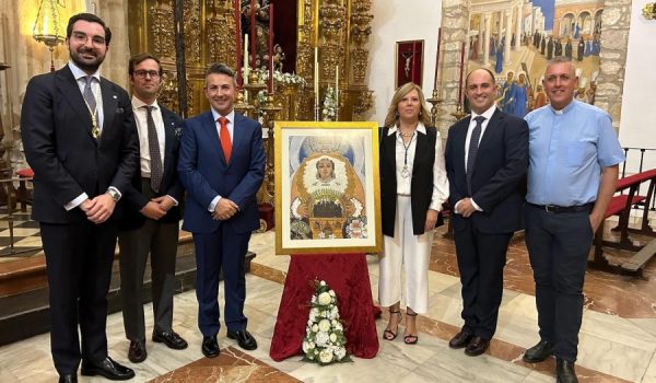 Miembros de la Hermandad junto al creador del cartel en la Iglesia de Santa María La Mayor.