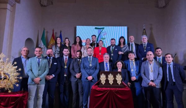 Foto de familia en el acto de presentación