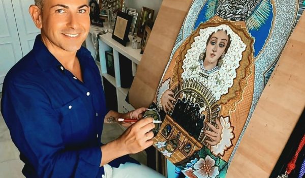 Se trata de una obra pictórica del artista Enrique Postigo Cruz, en la que la imagen de la Virgen cobra protagonismo.