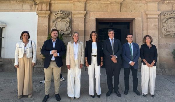 Representantes del equipo de gobierno y la UMA en la puerta del Ayuntamiento de Ronda