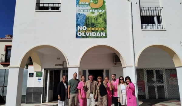 El equipo de AROAL en la puerta de su sede