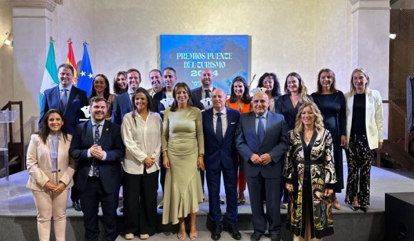 Foto de familia de los premiados y representantes institucionales al finalizar el acto.