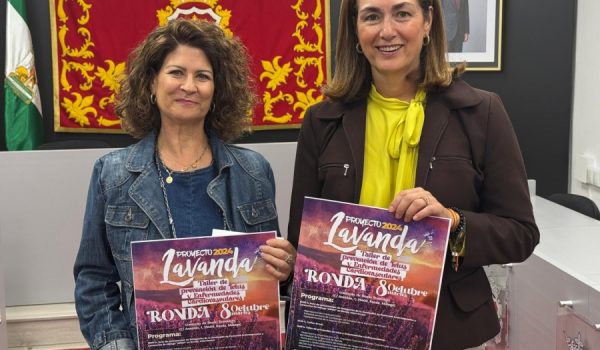 María Auxiliadora Chacón, delegada de APAM en Ronda, y Cristina Durán, delegada de Asuntos Sociales