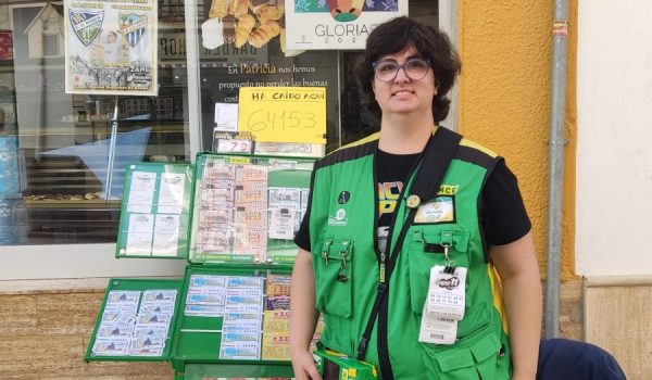 Carmen García en su lugar de venta habitual, en la parte alta de calle La Bola