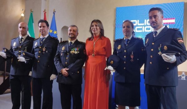 Los agentes condecorados junto al inspector jefe Francisco Javier Cuéllar, jefe de la Comisaría de la Policía Nacional en Ronda y la alcaldesa de la ciudad, María de la Paz Fernández