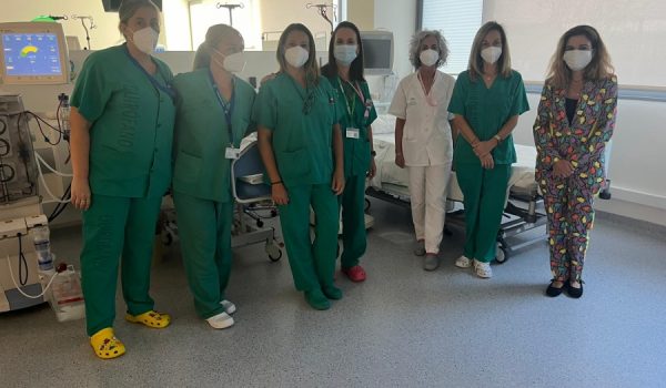 Profesionales sanitarios del centro hospitalario rondeño junto a la gerente.