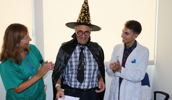 Navarro estuvo arropado por profesionales sanitarios del centro hospitalario durante su debut .