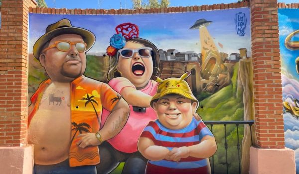 El mural ganador muestra a una familia posando mientras el Puente Nuevo es destruido por un OVNI