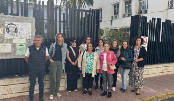 Un grupo de pacientes del área de Salud Mental y familiares frente al centro de salud