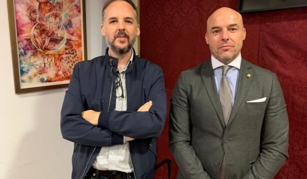 Carlos Ramírez junto al artista