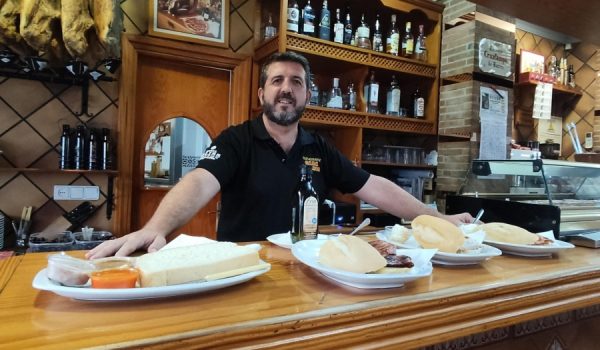 José Francisco Romero en la barra del establecimiento