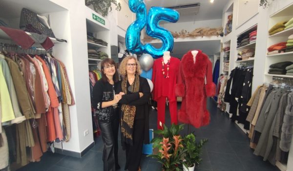 Natividad, a la derecha, junto a su dependienta Isa.