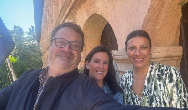 Aguilar junto a la alcaldesa, María de la Paz Fernández, y la delegada de Fiestas, Rebeca Muñoz