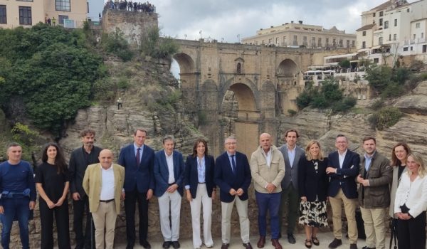 La comparecencia ha tenido lugar en los Jardines de Cuenca