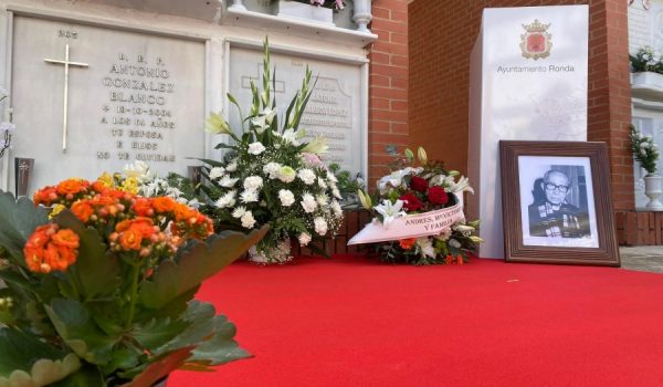 Se han depositado flores junto a la tumba del párroco.