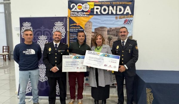 Foto de familia en el momento de la entrega