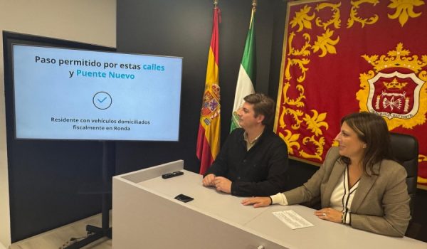 La alcaldesa, María de la Paz Fernández, junto al delegado de Tráfico, Jorge Fernández