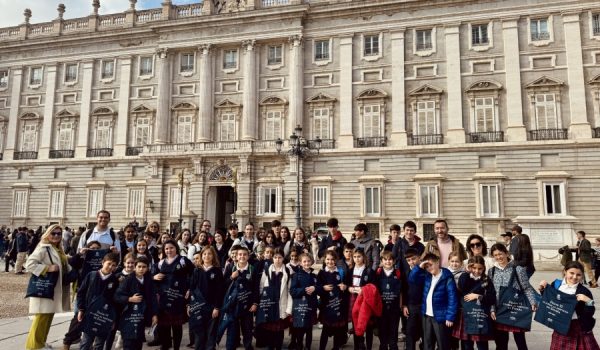 Foto de familia frente al Palacio Real