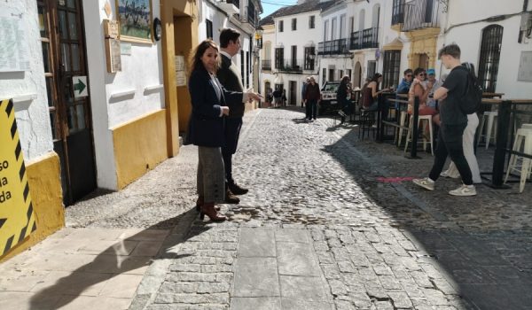 La delegada de Obras, Concha Muñoz, junto al delegado de Tráfico, Jorge Fernández
