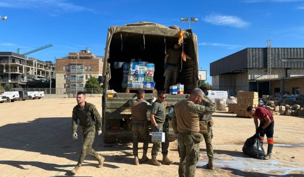 El personal llegado desde Ronda trasladó ayer a centros de distribución material que ha sido donado para los damnificados por la DANA