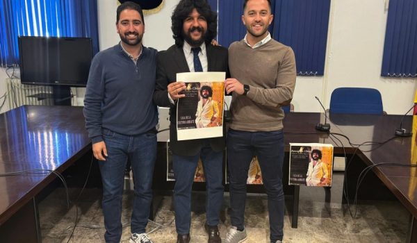 De izquierda a derecha: el concejal Rafael Carlos Melgar; el cantaor Alonso Núñez y el alcalde, Francisco Javier Anet