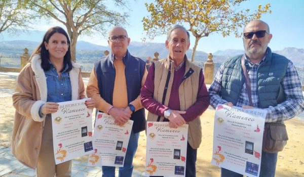 La delegada de Cultura junto a varios representantes de la Peña Flamenca de Ronda.