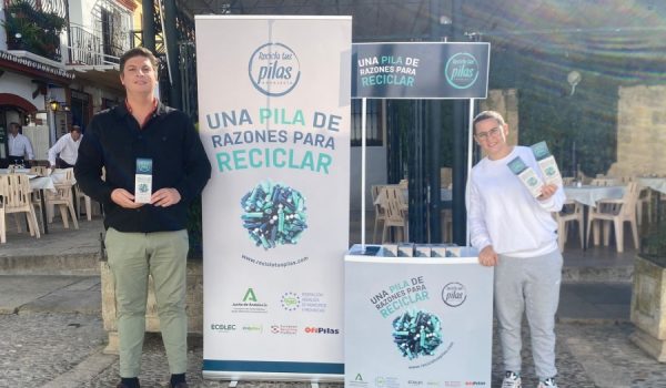 El delegado de Medio Ambiente se acercó hasta el stand informativo ubicado en la mañana de ayer en la plaza Teniente Arce.