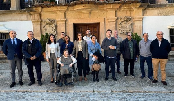 Representantes de las asociaciones junto a la alcaldesa y los delegados de Cultura y Economía.