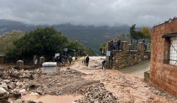 El barro inundó la zona alta de localidad jimerana durante la jornada de ayer.