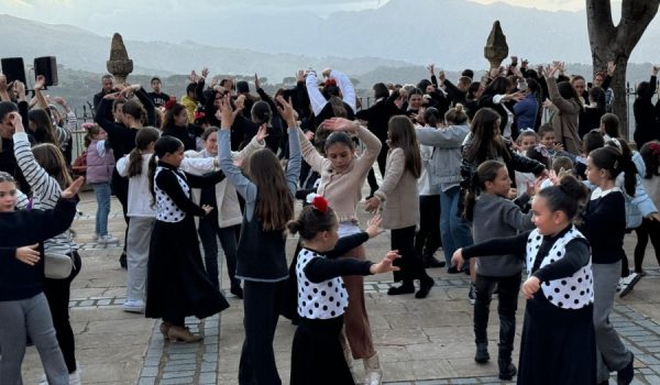 Niñas bailando en la Alameda del Tajo en la tarde del viernes.