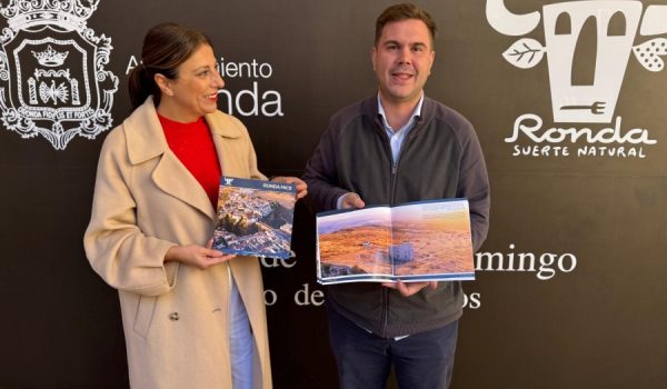 María de la Paz Fernández, alcaldesa de Ronda y Ángel Martínez, delegado de Turismo.