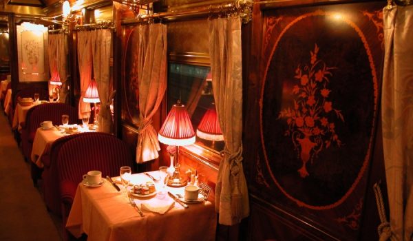 Imagen de uno de los coches-comedor del tren Al Ándalus.