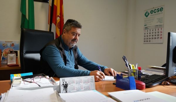 El regidor en su despacho del Ayuntamiento de Pujerra.